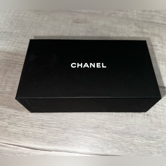 Chanel sunglass case - Picture 5 of 7